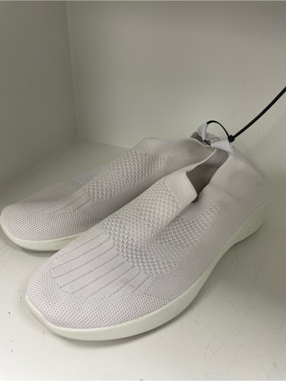 Tommy Bahama white knit slip on sneakers women’s size 9 lightweight shoes